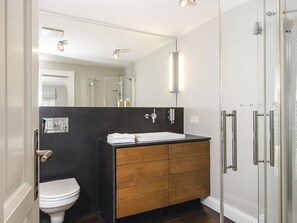 Unclassified image, 2 of 21, button