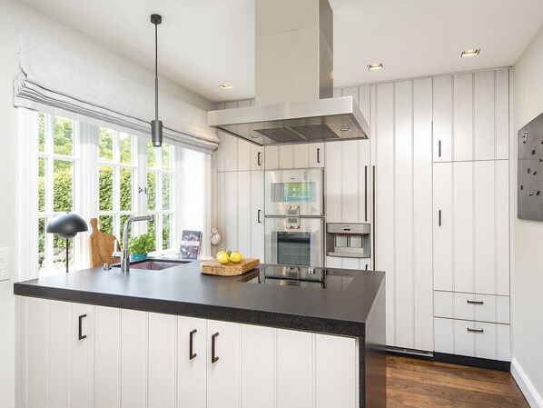 Fridge, oven, dishwasher, coffee/tea maker