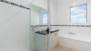 Douche, sĂšche-cheveux, serviettes fournies