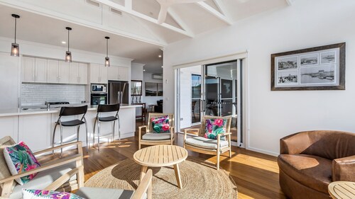 Wishart's Landing - Ideal Holiday Home for family & friends - newly renovated with amazing view.