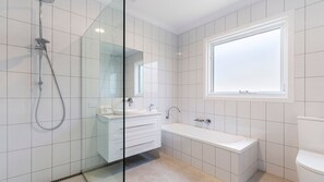 Dusche, Haartrockner, Handtücher