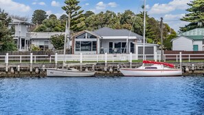 Marina - Wishart's Landing - Ideal Holiday Home for family & friends - newly renovated with amazing view. (Port Fairy)