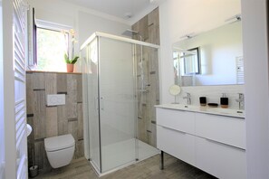 Combined shower/tub, hair dryer, towels, soap