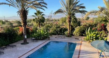 Villa au grand calme prĂšs d'Agadir, style, jardin, piscine, cuisiniĂšre en option