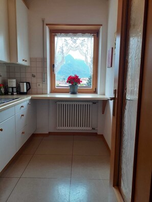 Fridge, stovetop, coffee/tea maker, electric kettle - Vacation apartment 1 Lindebauer, cozy vacation apartment in Dorf Tirol (Trentino-Alto Adige)