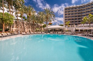 Outdoor pool, pool umbrellas, sun loungers