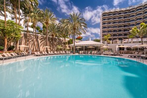 Piscina a l'aire lliure, para-sols i gandules