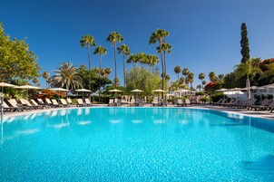 Outdoor pool, pool umbrellas, sun loungers