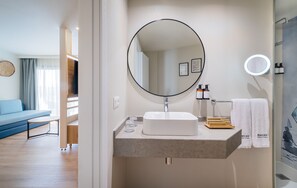 Een douche, een regendouche, badjassen, pantoffels