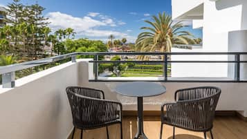 Minibar, caja de seguridad en la habitación y ropa de cama