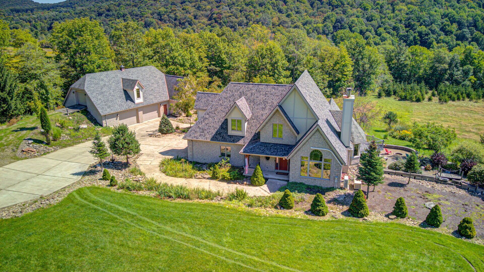 Country Chateau’ with Hot Tub & Incredible Views on 15 Acres