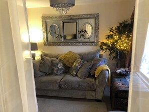 House | Living room | 30-inch TV with digital channels - Lazy Nest - Sleeps 4, Parking, Garden & Hammocks (Oakham)