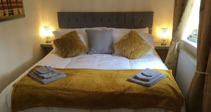 Lazy Nest - Sleeps 4, Parking, Garden & Hammocks