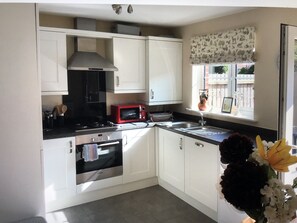 House | Private kitchen | Fridge, microwave, oven, stovetop - Lazy Nest - Sleeps 4, Parking, Garden & Hammocks (Oakham)