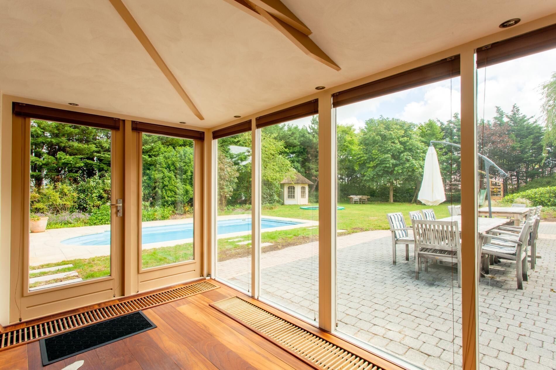 Een verwarmd zwembad