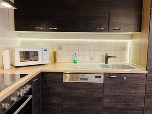 Kühlschrank, Mikrowelle, Ofen, Herdplatte