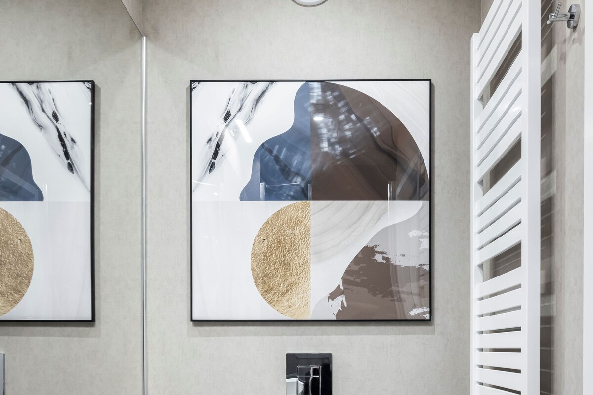 Ein modernes Badezimmer mit Toilette, Waschbecken und Handtuchhalter.