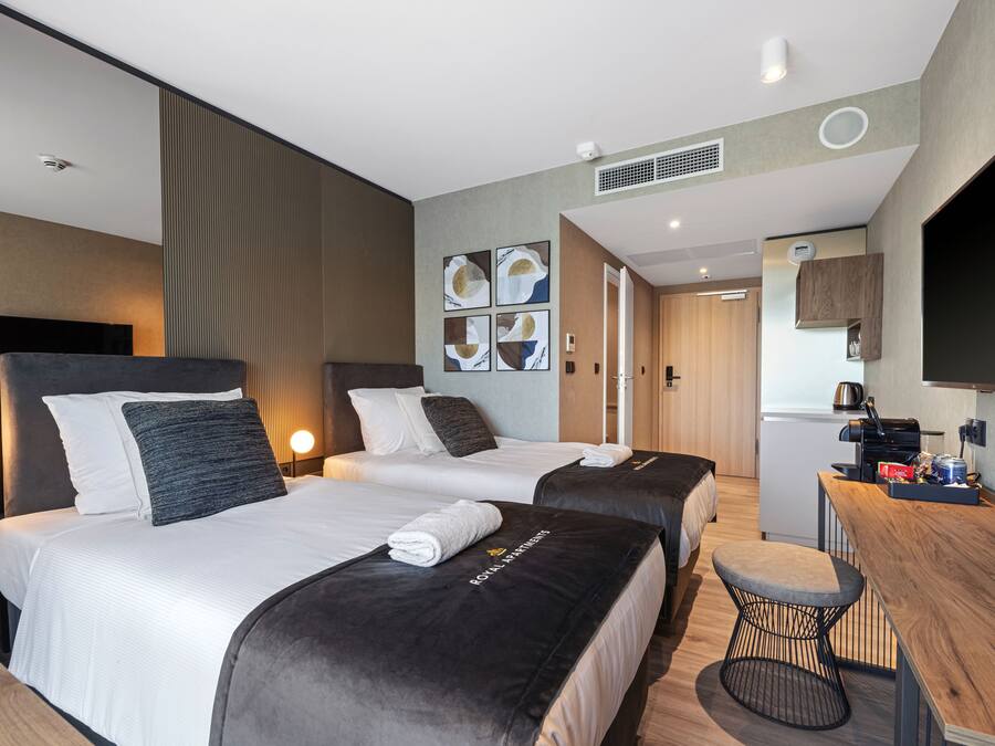 Classic Studio, Ensuite | Desk, laptop workspace, bed sheets