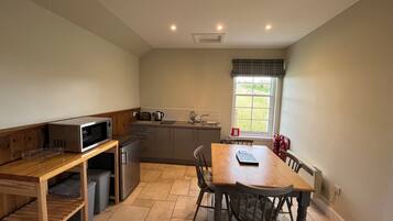 Cottage, 1 Queen Bed | Dining