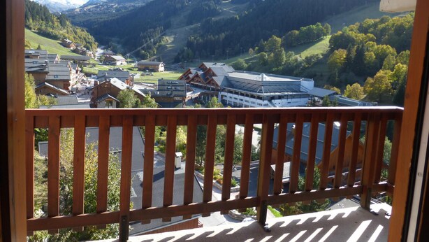 A balcony with a view of a town and mountains. - 2-room apartment, 4 people, Méribel center, close to shops & slopes (Méribel)