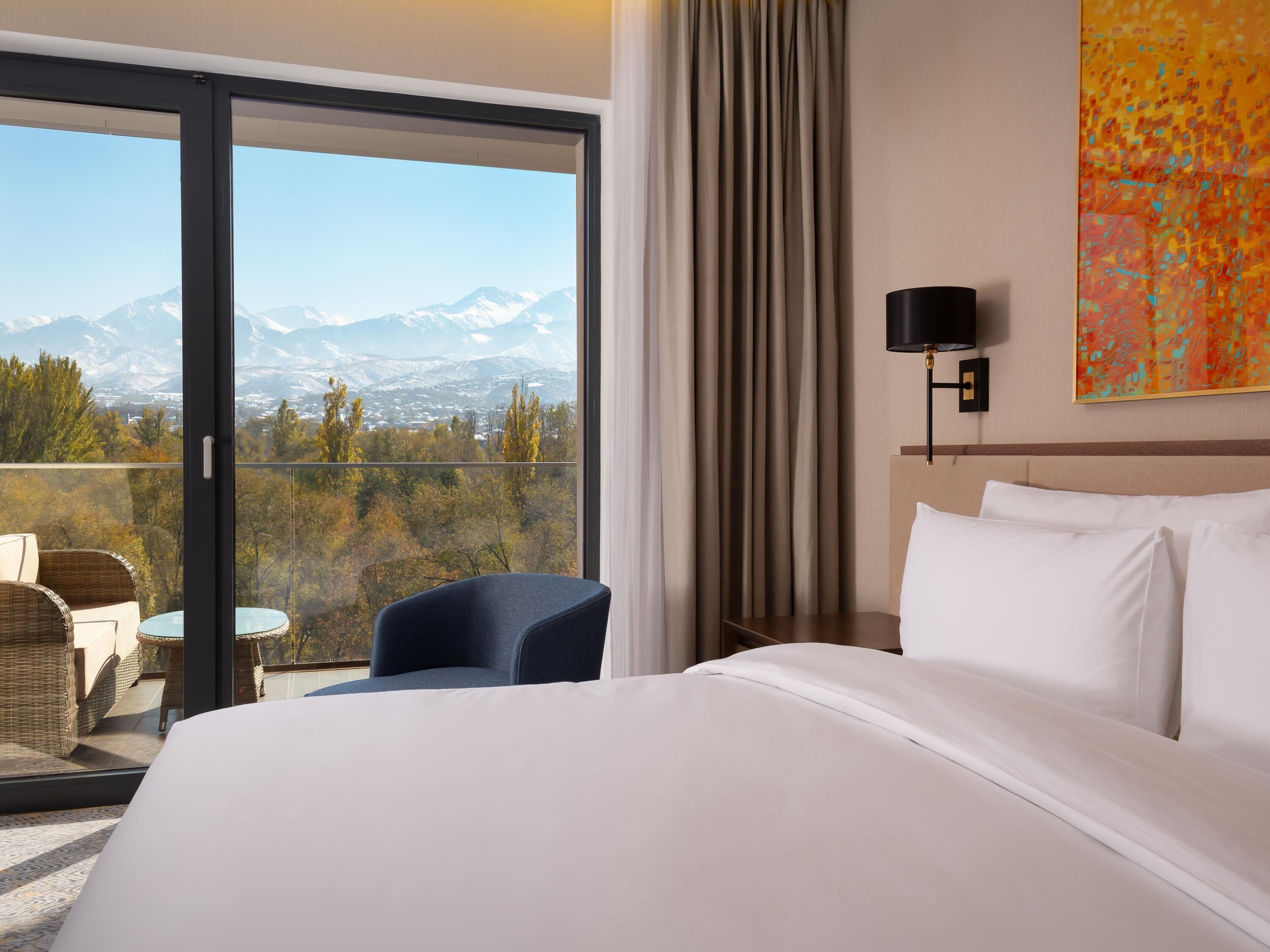 Habitación clásica, 1 cama de matrimonio grande, vistas a la montaña (Panoramic) | Ropa de cama de alta calidad, minibar, caja fuerte y escritorio