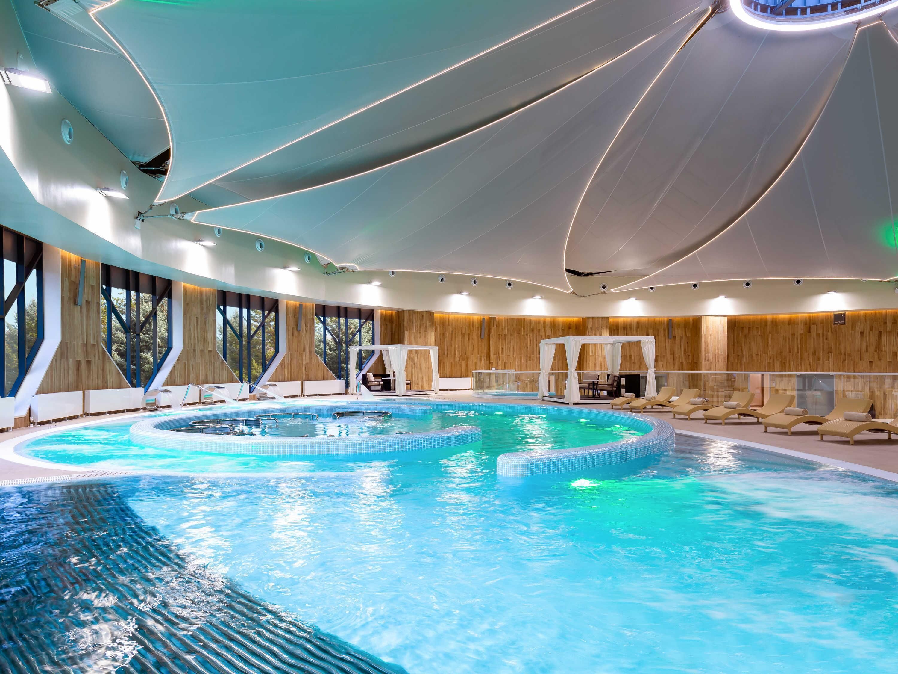Piscine couverte, 4 piscines extérieures, chaises longues