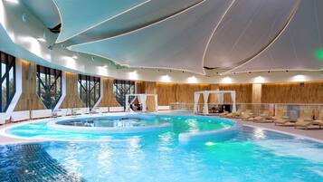 Piscine couverte, 4 piscines extérieures, chaises longues