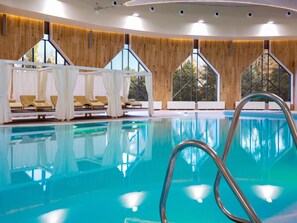 Indoor pool, 4 outdoor pools, pool loungers