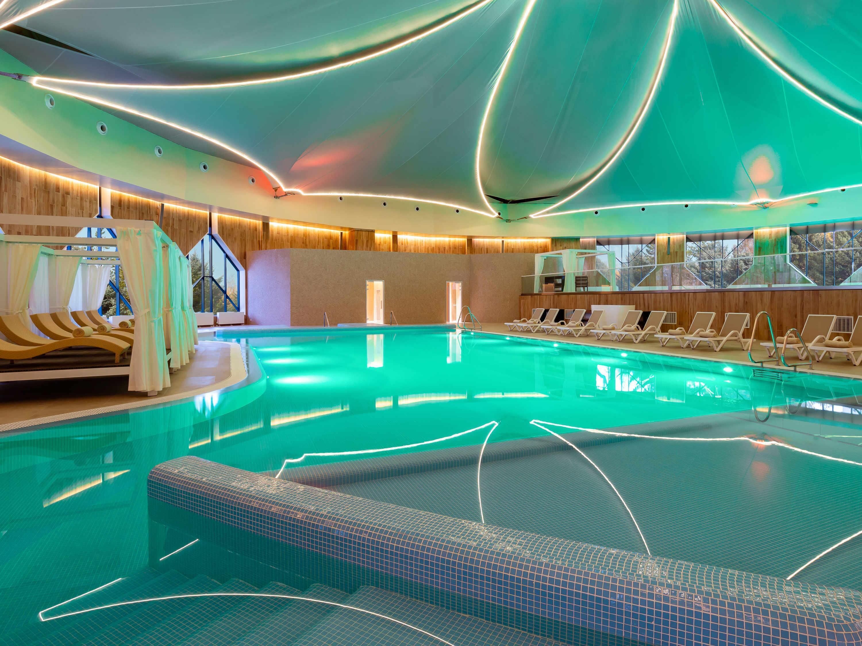 室內游泳池和4 座室外游泳池，提供日光浴躺椅