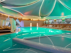 Sisäuima-allas, 4 ulkouima-allasta, aurinkotuoleja