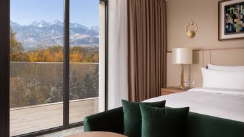 Executive Suite, 1 King Bed, Mountain View (Panoramic) | Premium bedding, minibar, in-room safe, desk