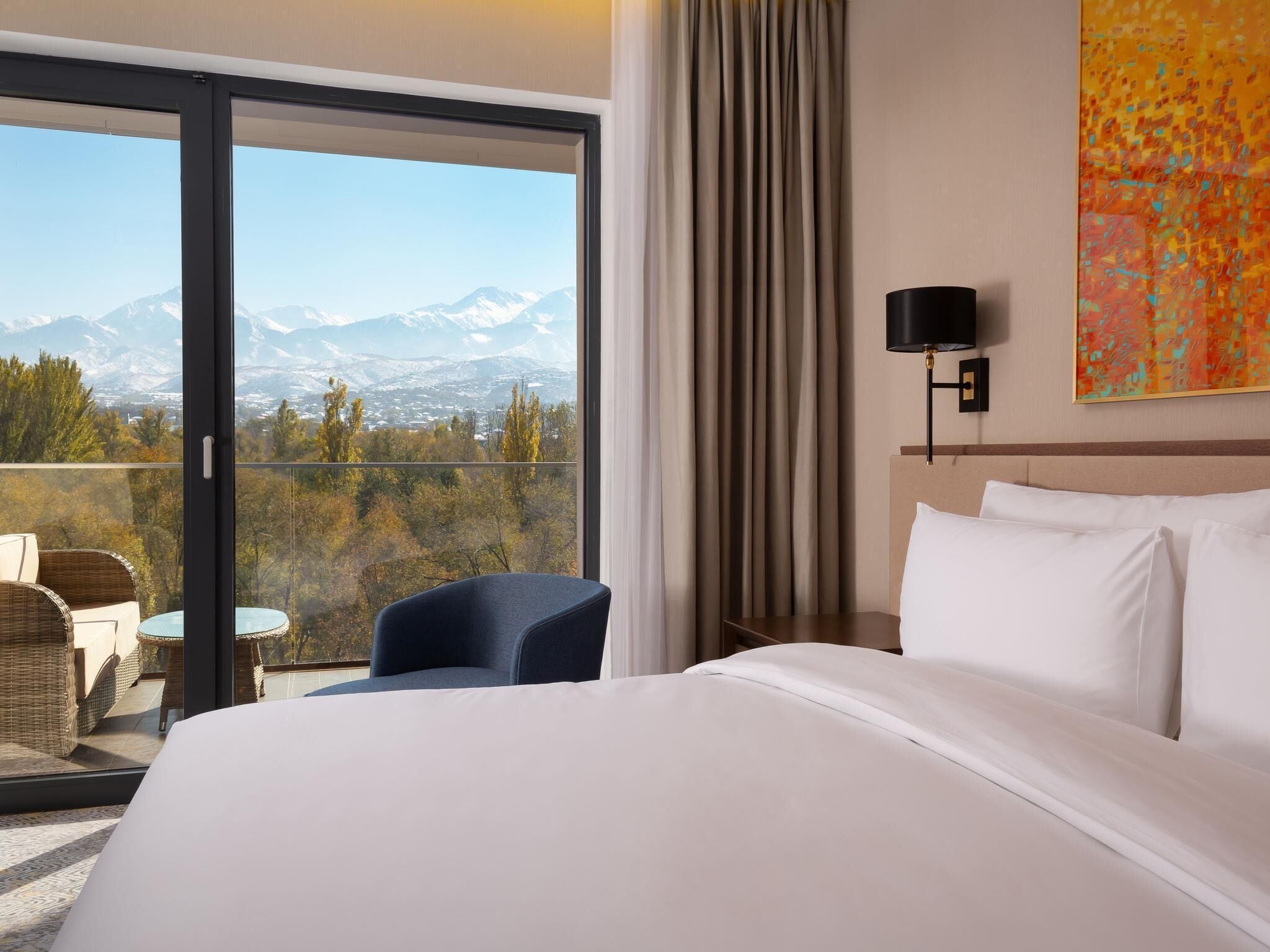 Habitación clásica, 1 cama de matrimonio grande, vistas a la montaña (Panoramic) | Ropa de cama de alta calidad, minibar, caja fuerte y escritorio