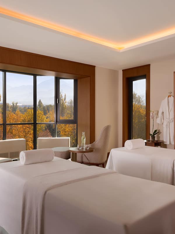 Couples treatment room(s), sauna, hot tub, steam room