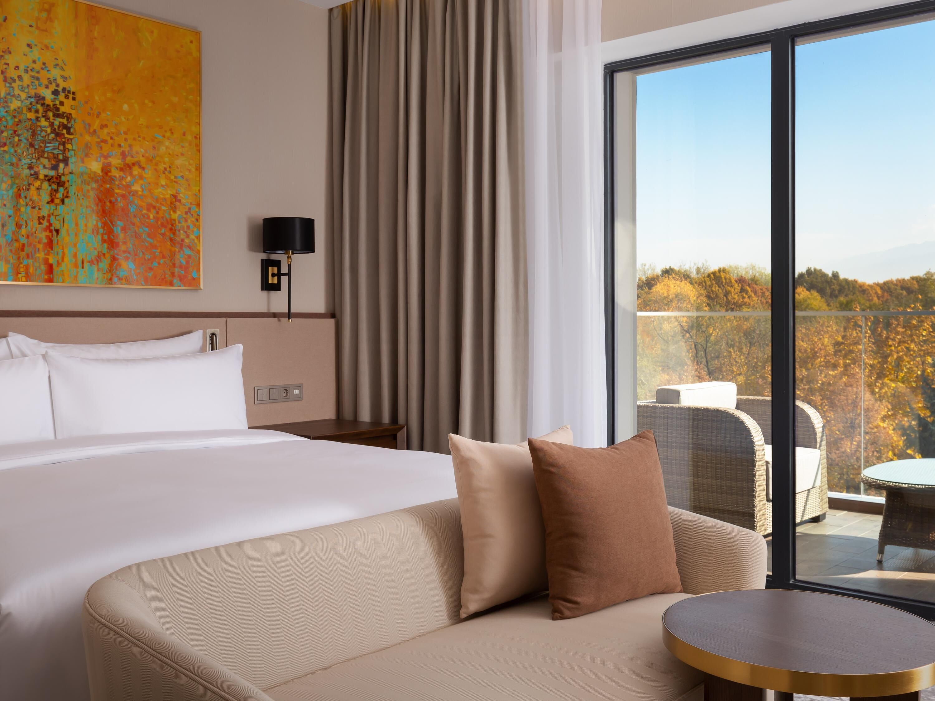 Sengetøy av topp kvalitet, minibar, safe på rommet og skrivebord