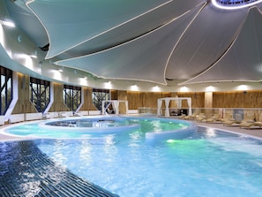 Couples treatment room(s), sauna, hot tub, steam room