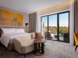 Sengetøy av topp kvalitet, minibar, safe på rommet og skrivebord