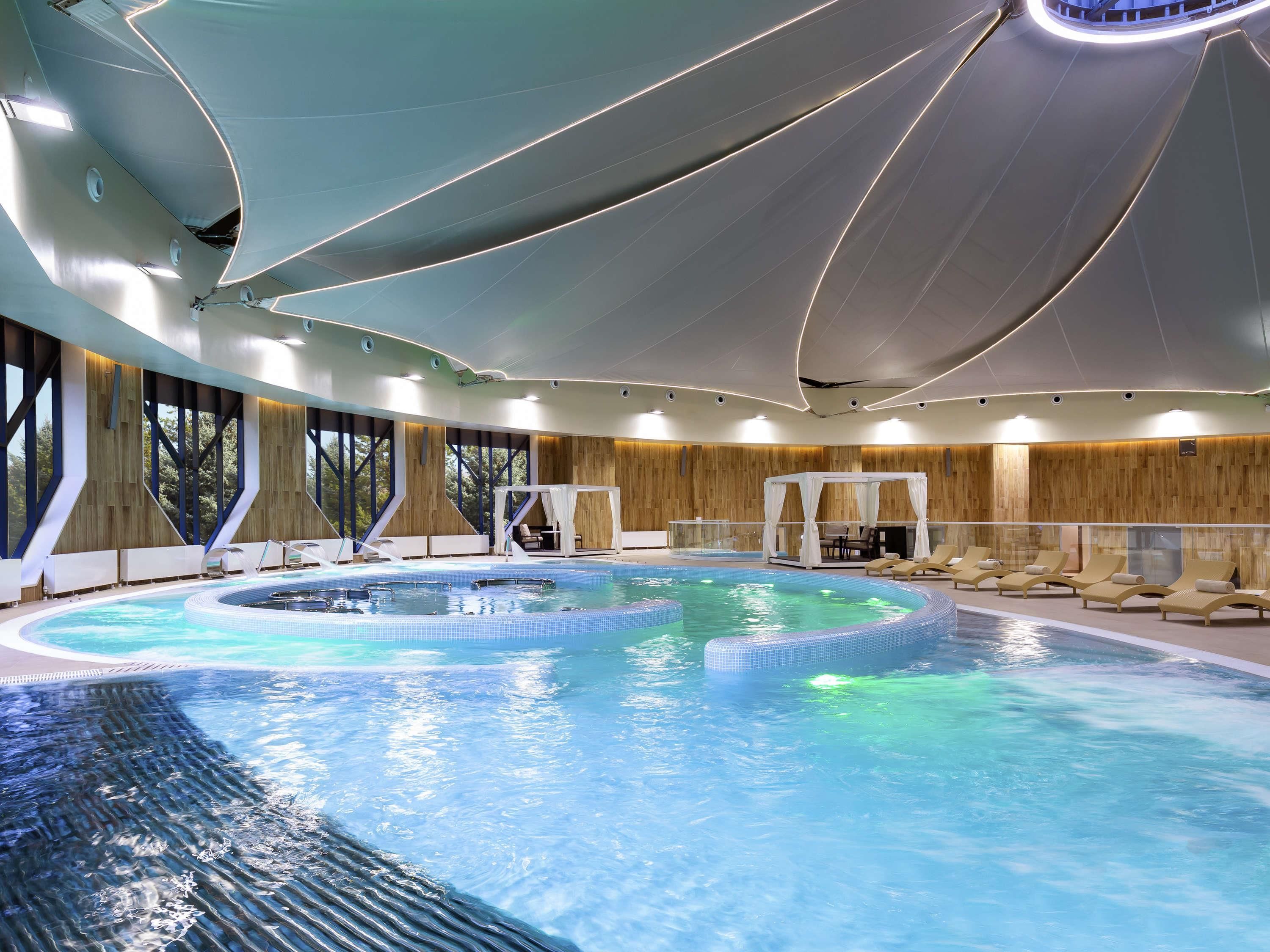 Couples treatment room(s), sauna, hot tub, steam room