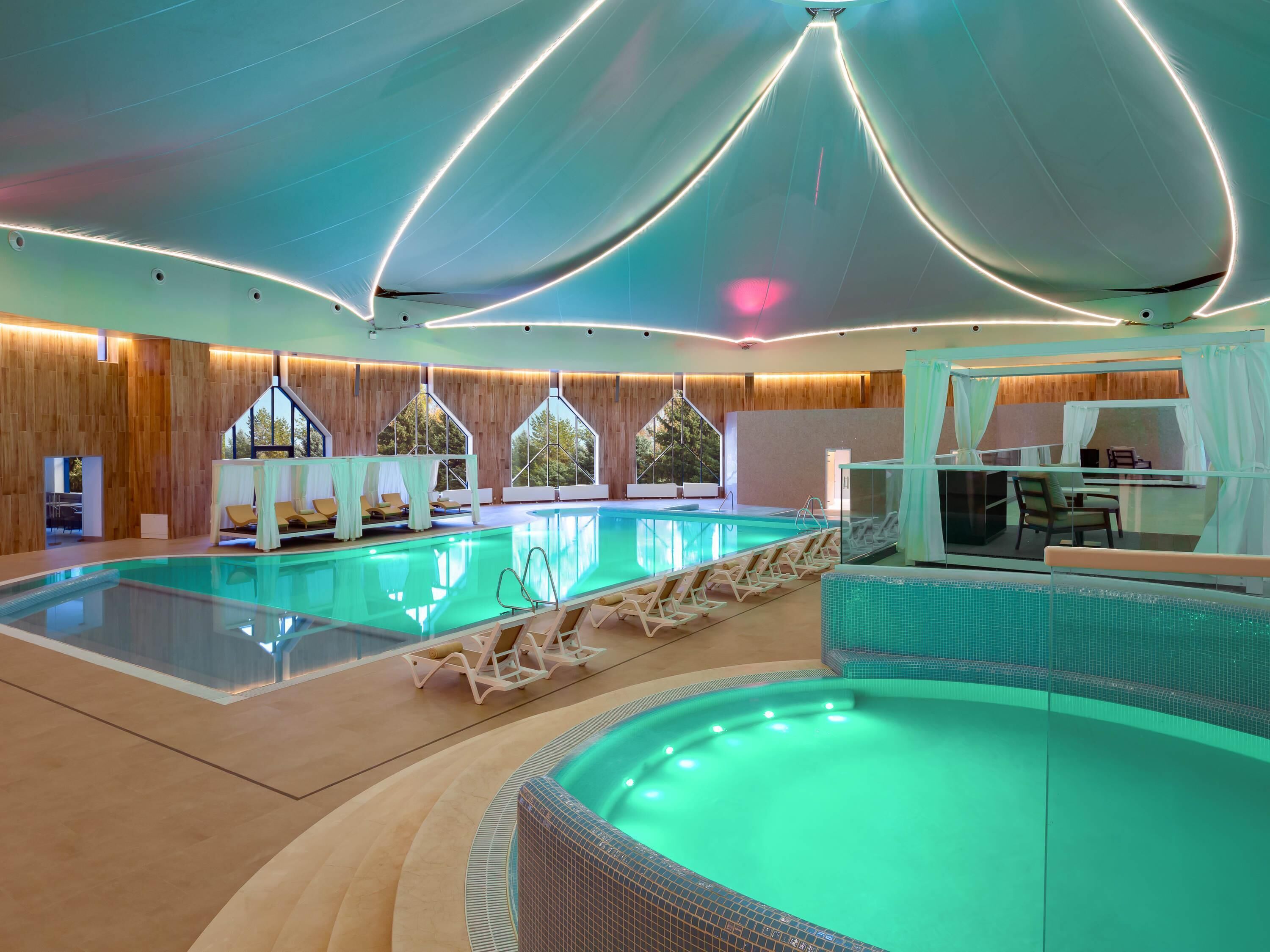 Piscina interna, 4 piscinas externas, espreguiçadeiras