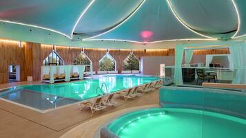 Piscina interna, 4 piscinas externas, espreguiçadeiras