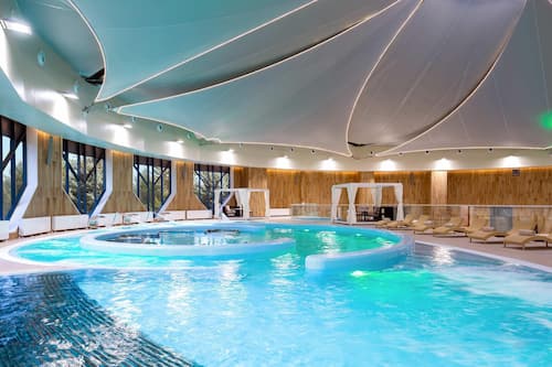 Indoor pool, 4 outdoor pools, pool loungers