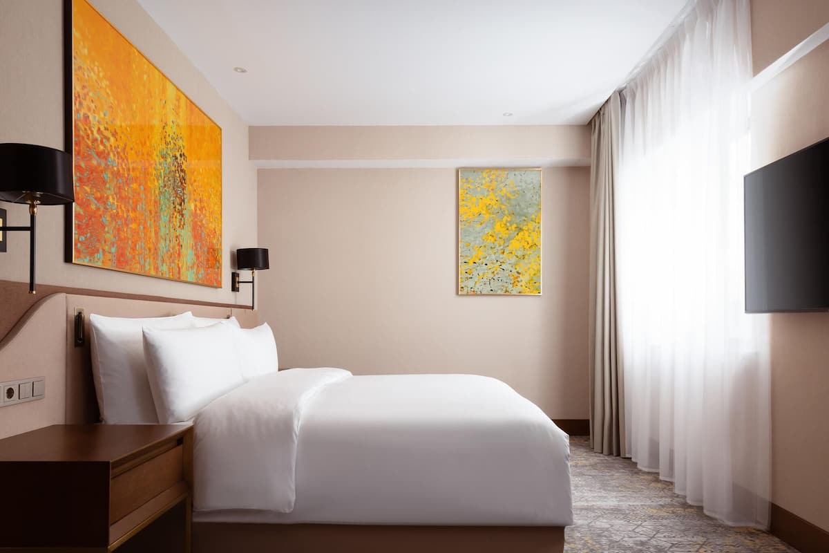 Deluxe Suite, 1 King Bed | Premium bedding, minibar, in-room safe, desk