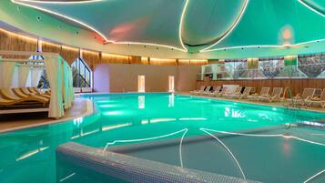 Alberca techada, 4 albercas al aire libre y camastros