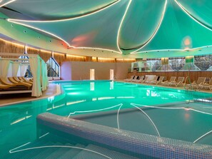 Una piscina cubierta, 4 piscinas al aire libre, tumbonas
