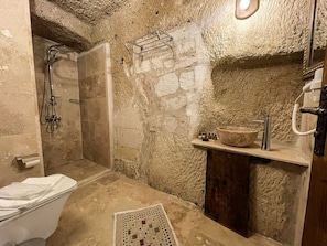 Habitación superior | Baño | Regadera, amenidades de baño gratuitas, secadora de cabello, pantuflas