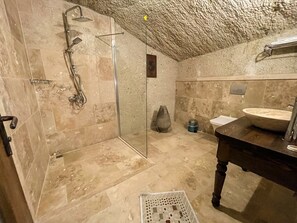 スーペリア ルーム | バスルーム | シャワー、バスアメニティ (無料)、ヘアドライヤー、スリッパ