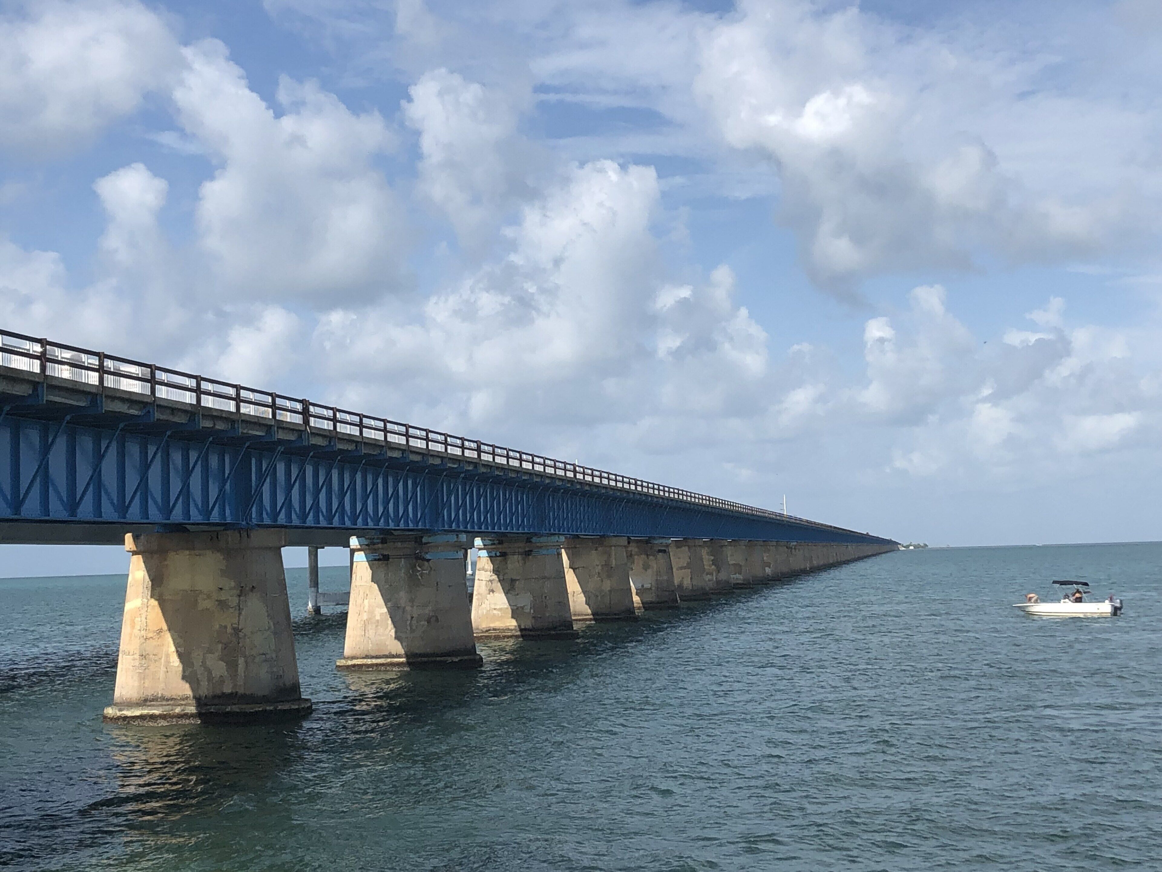 Un pont enjambant une étendue d’eau, avec un bateau sur la droite.