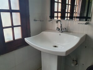 Phòng đôi Deluxe | Phòng tắm | Buồng tắm vòi sen, đồ dùng nhà tắm miễn phí, dép đi trong nhà 