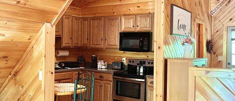 Microondas, cafetera y tetera y utensilios de cocina