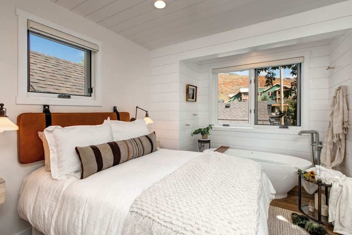 2 habitaciones, tabla de planchar con plancha, wifi y ropa de cama 