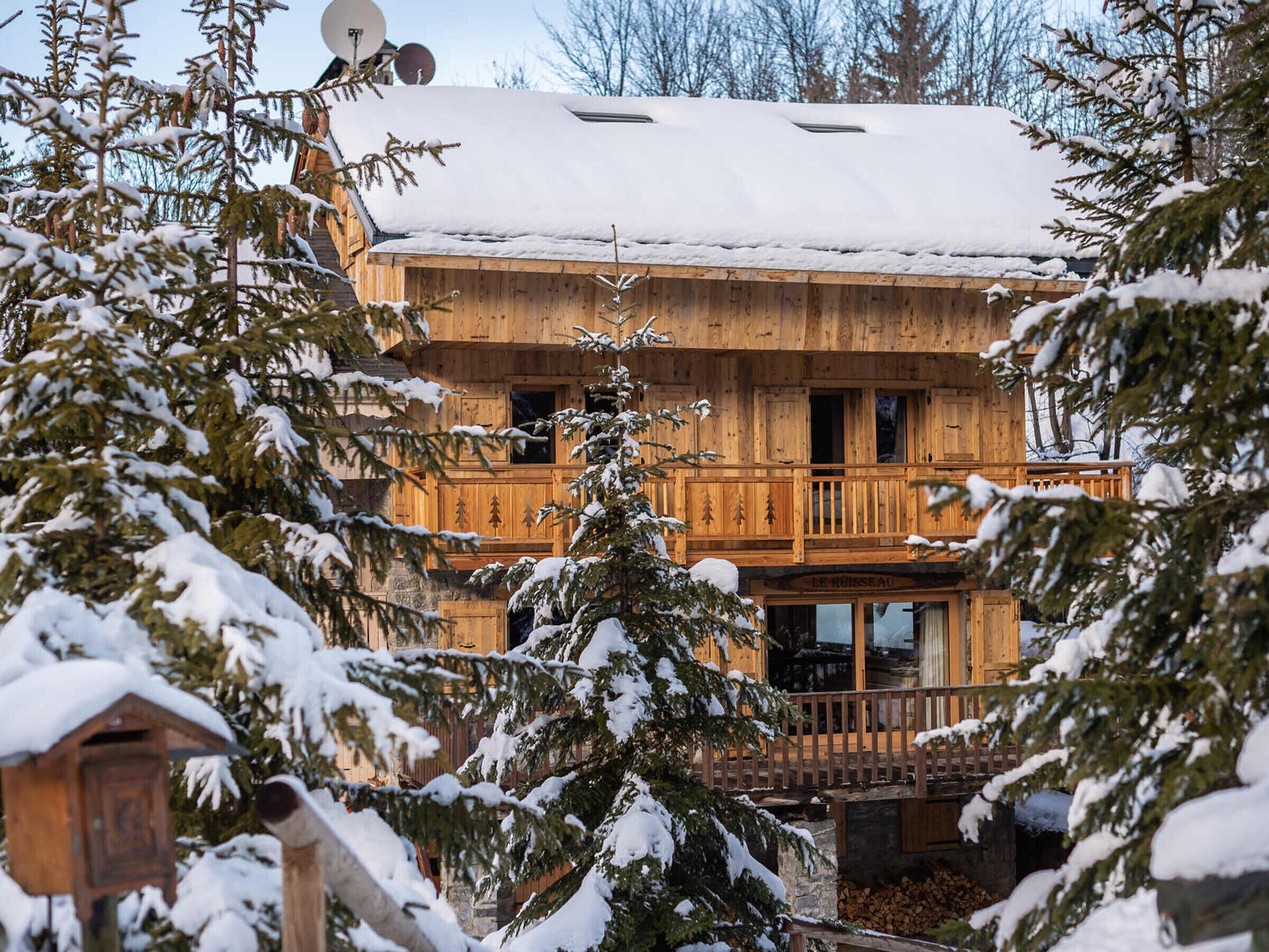 Un chalet en bois doté d’un balcon et d’une enseigne portant l’inscription « Le Rousseau ».